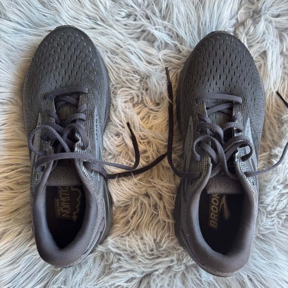 Brooks women’s  running shoes size 9.5 - Picture 1 of 5